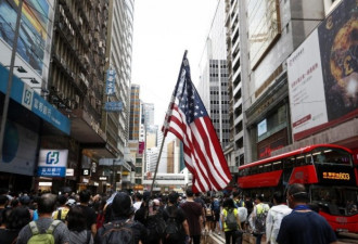 港人挥美国国旗、唱美国国歌 求川普解放香港