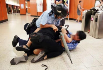 市民协助港警制服暴徒 媒体：这一幕早该出现了