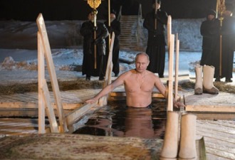 俄罗斯官方首公布普京冰窟中洗礼照
