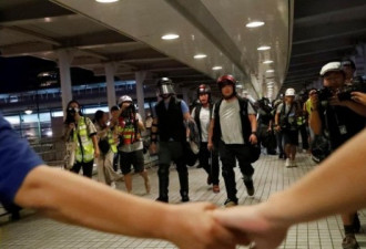 香港民主派继续抗争 今试图阻地铁运行