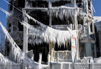 摄氏零下19℃救火 波士顿消防员冻成冰柱