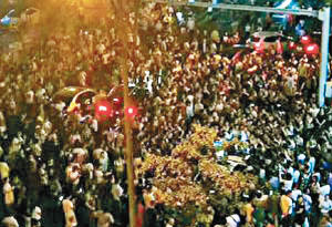 四川数万人示威 与警方冲突场面异常混乱