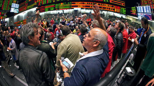 Traders work in the S&P 500 pit on the floor of the CME Group's Chicago Board of Trade following a Federal Open Market Committee (FOMC) meeting, in Chicago, Illinois, U.S., on Tuesday, Aug. 9, 2011.