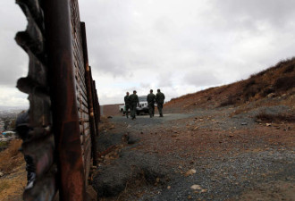 墨西哥人骑上边境墙头：修到天上去 也有办法
