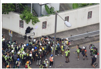 此照成了香港局势缩影：他的镜头对准暴徒