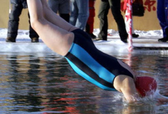 俄极寒零下65度 中国游客冬泳惊呆当地人