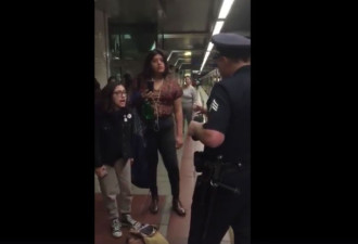 少女脚放地铁椅被逮捕 民众轰美警滥权亦被铐