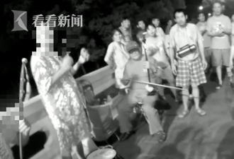 吹拉弹唱被诉扰民 上海老人围殴警察踹警车