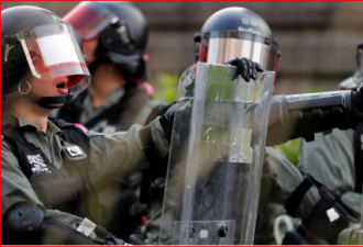 香港：警察面对愤怒的人民