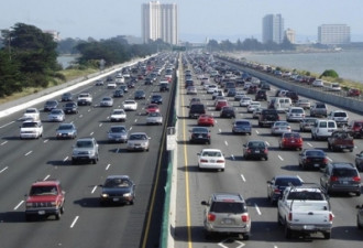 未系安全带 美高速公路发生车祸 致华人1死3伤