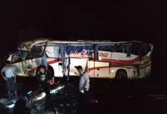45名缅甸乘客睡梦中大巴车翻在高速 3死28伤