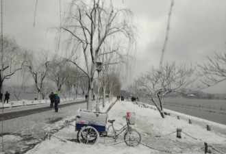 杭州积雪厚达12厘米 西湖边白茫茫一片