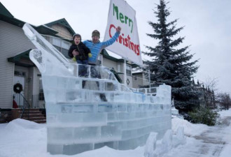 为让孩子开心 加拿大好爸爸用几千磅冰造了艘船