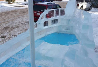 为让孩子开心 加拿大好爸爸用几千磅冰造了艘船