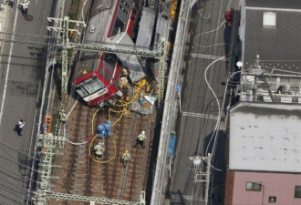 日本轻轨列车撞卡车出轨 酿1死33伤