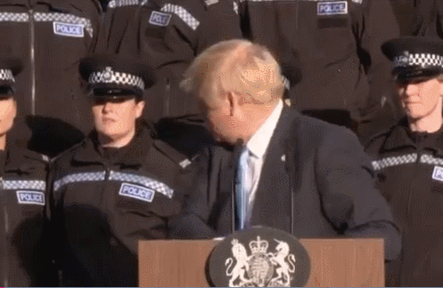 演讲时身后女警不适倒地 英首相回头：马上完了