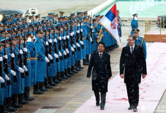 安倍访塞尔维亚 与两米高的总统同行