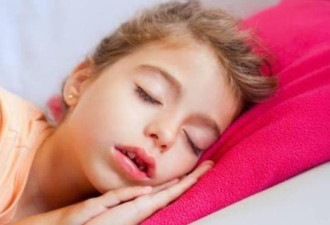 女孩睡觉时被亲妈用胶布封嘴,医生却大加赞赏