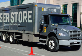 安省两名男子偷走Beer Store载满啤酒的货车