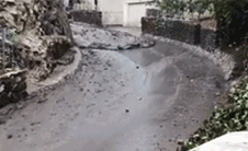 命悬一线！泥石流中，加州司机驾车失控滑行