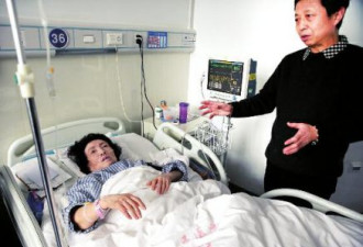 78岁女歌唱家被撞骨折 病床上呼吁“车让人”