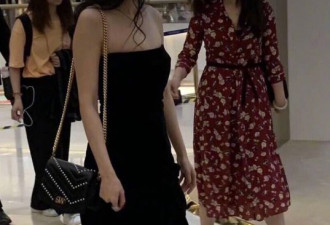 杨幂穿抹胸短裙出席活动全程板脸 变身冷艳御姐