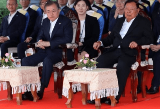 韩国老挝领导人正开会，神秘白狗大摇大摆走过