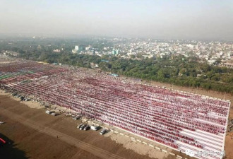 缅甸：2万名僧侣排队接受布施
