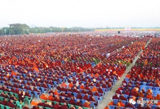 缅甸：2万名僧侣排队接受布施