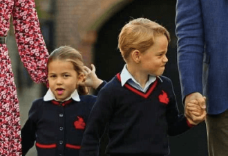 4岁夏洛特公主上学了！老师半蹲与她握手