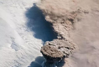 航员太空拍摄火山爆发 仿佛轰开地狱之门