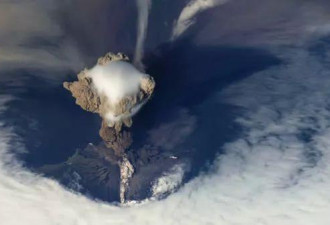 航员太空拍摄火山爆发 仿佛轰开地狱之门