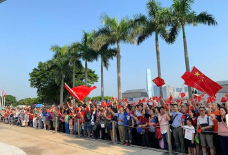 香港各界人士举行升旗仪式 高呼&quot;中国万岁&quot;