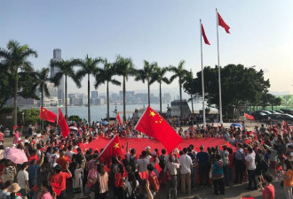 香港各界人士举行升旗仪式 高呼&quot;中国万岁&quot;