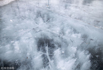 吉林现严寒天气 湖面结冰景色美似玻璃栈道