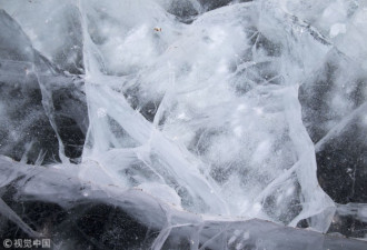 吉林现严寒天气 湖面结冰景色美似玻璃栈道