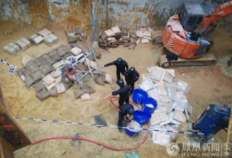 香港警方连夜拆巨型炸弹 现场堆起沙包
