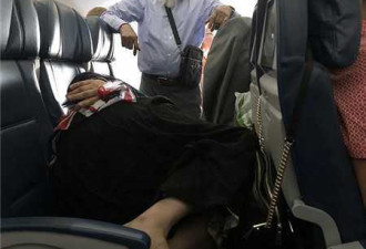 男子飞机上站6小时为让妻子躺着睡 网友骂自私