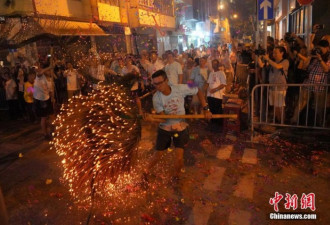 12日晚香港举行“大坑舞火龙”迎接中秋节