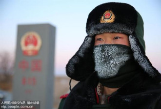 内蒙古开启冰冻周 边防哨兵-30℃界碑站岗