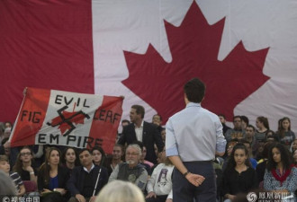 加拿大总理杜鲁多面对抗议者：谢谢你来，先生