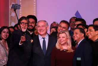 以色列总理越过妻子&quot;偷瞄&quot;印度第一美女