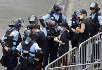 香港休班警佩警棍随时变&quot;便衣&quot; 鼓励全民检举