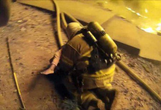 大火中，消防员伸手接被父亲扔下楼的女孩