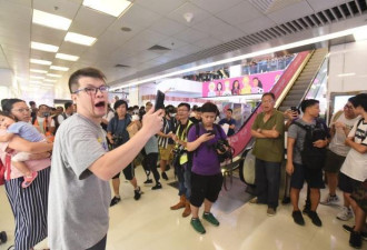 香港教师抱孩子唱国歌，惨遭示威者围殴至流血