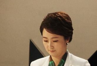韩国女议员当众剃光头 边哭边喊话文在寅道歉