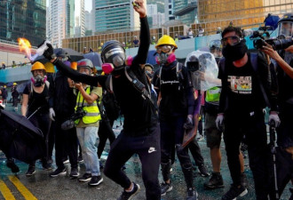 暴力示威者纵火破坏香港多地 中国国旗被毁坏