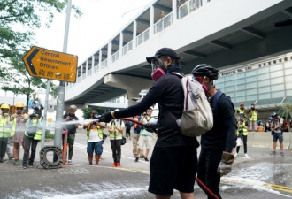 暴力示威者纵火破坏香港多地 中国国旗被毁坏