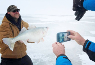 加拿大人在这个冰湖上玩嗨了 还能打破人生纪录