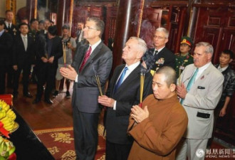 美国防长在越南烧香拜佛